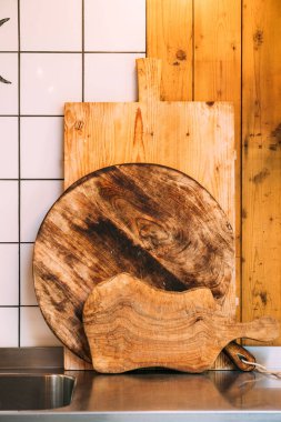 Mutfakta tahta kesmek. Beyaz fayanslar ve ahşap ahşap. Yüksek kalite fotoğraf