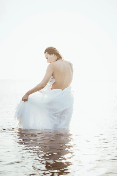 Žena Svatebních Šatech Vodě Nahé Trup Částečně Oblečená Kvalitní Fotografie Stock Snímky