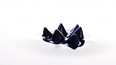Manyetik kuvvetler şeklini değiştirirken titreşen Ferrofluid. Karanlık ve sanatsal. 4K çözünürlüğü. Ağır çekim. Yüksek kalite 4k görüntü