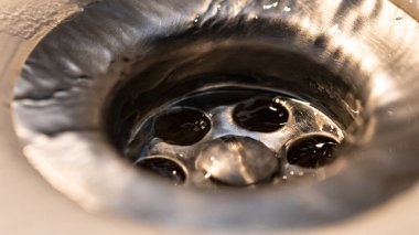 Eğer su lavaboya boşalıyorsa makro yakın çekim. Yüksek kalite fotoğraf