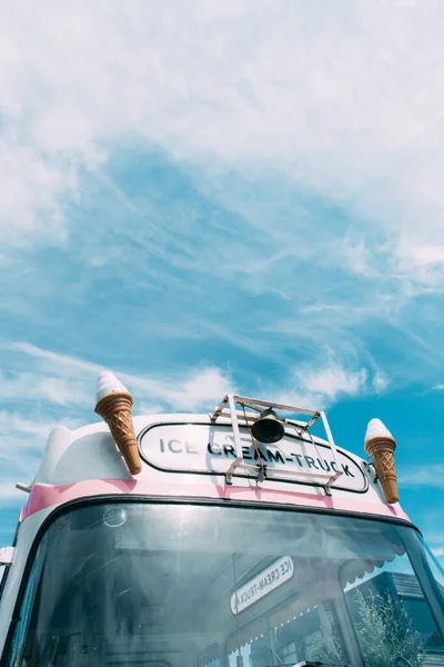 Eiscremetüte Mit Einem Rosa Retro Eiswagen Oder Lieferwagen Hintergrund Hochwertiges — Stockfoto