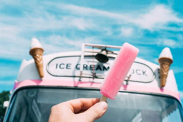 Pinkfarbenes Eis Mit Einem Rosafarbenen Eiswagen Oder Lieferwagen Hintergrund Hochwertiges — Stockfoto