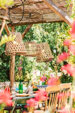 Yaz aylarında renkli bir masa. Bahçe partisi. - Öğle yemeği. Yaz bahçesi terası yüksek kaliteli fotoğraf.