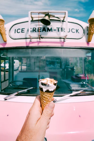 Eiscremetüte Mit Einem Rosa Retro Eiswagen Oder Lieferwagen Hintergrund Hochwertiges — Stockfoto