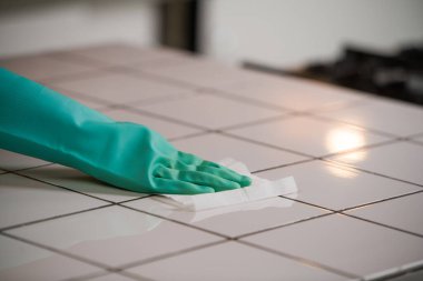 Bakterilerin ya da Covid-19 'un dezenfektan yüzeylerini dezenfektan ıslak mendille dezenfekte etmek..