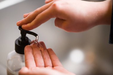 Dezenfektan jeliyle el yıkamak. Ellerine losyon sürüyorum. Covid-19. Corona..