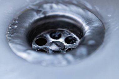 Eğer su lavaboya boşalıyorsa makro yakın çekim. Yüksek kalite fotoğraf