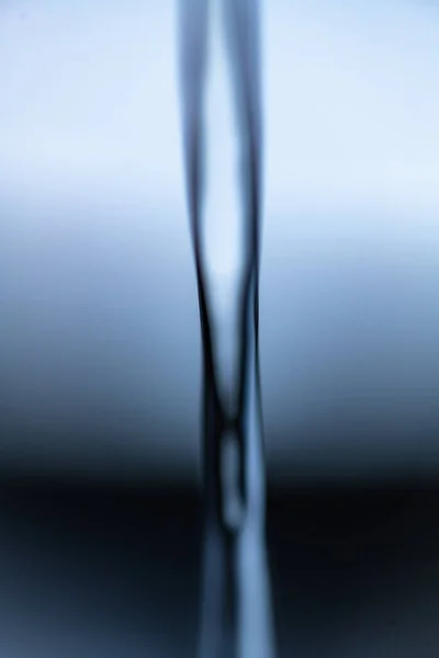 Woda Wylewa Się Kranu Makro Strzał Zbliżenie Wysokiej Jakości Zdjęcie — Zdjęcie stockowe
