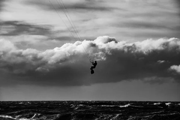 Kitesurfen Sturm Winter Mit Extremen Hohen Sprüngen Cloud Surfen Dramatisches — Stockfoto