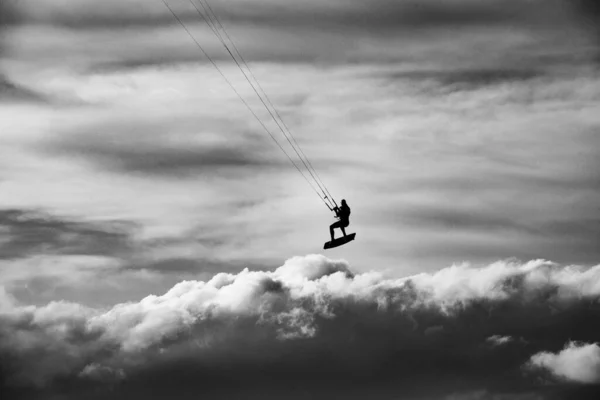 冬季暴风雨中的风筝冲浪跳得很高 云彩冲浪具有戏剧性的黑人和白人 Scheveningen Netherlands — 图库照片