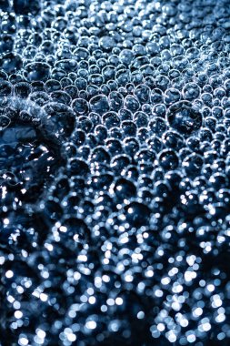 Su kabarcıkları yakın plan. Musluk suyu. Aşırı makro-yakın çekim. Musluk suyu. Yüksek kalite fotoğraf