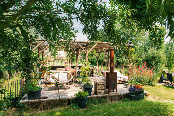 Красивый украшенный стол в летней обстановке. Вечеринка. Обед. Летний сад терраса патио.. Высокое качество фото