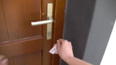 Bir kadının elinin anahtarla bir kapıyı açması. POV, kişisel bakış açısı.