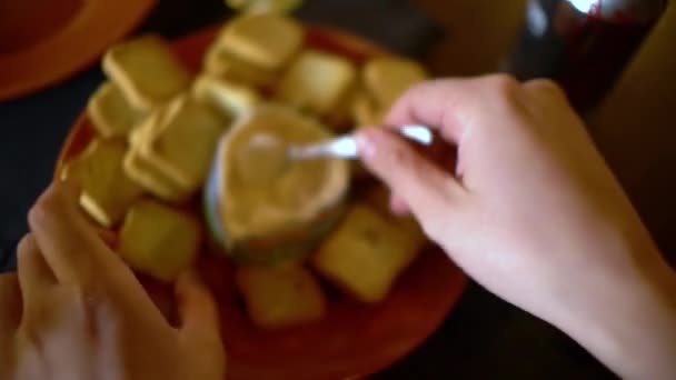 Gezicht Hand Van Een Vrouw Die Kaas Toast Doet Buitenpost — Stockvideo