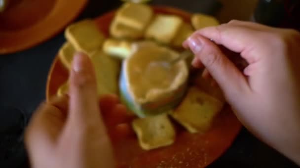 Gezicht Hand Van Een Vrouw Die Kaas Toast Doet Buitenpost — Stockvideo