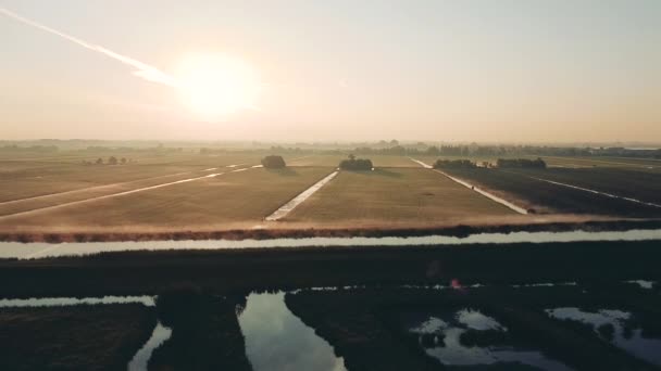 Zdjęcie Lotnicze Wsi Wiejskiej Mgłą Wschodzie Słońca Holandia Woda Groble — Wideo stockowe