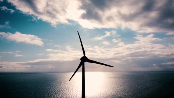 Turbina Eolica Vista Aerea Sviluppo Sostenibile Ecocompatibile Silhouette Mulino Vento — Video Stock