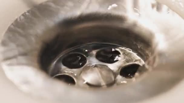 Νερό Τρέχει Μέσα Από Την Αποχέτευση Ενός Νεροχύτη Αργή Κίνηση — Αρχείο Βίντεο