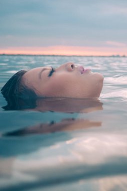 Sudaki Asya modeli sağlık kaplıcasının tadını çıkarıyor..