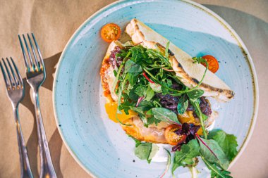 Süslü bir masada nefis güneşli bir İtalyan yemeğinin manzarası.