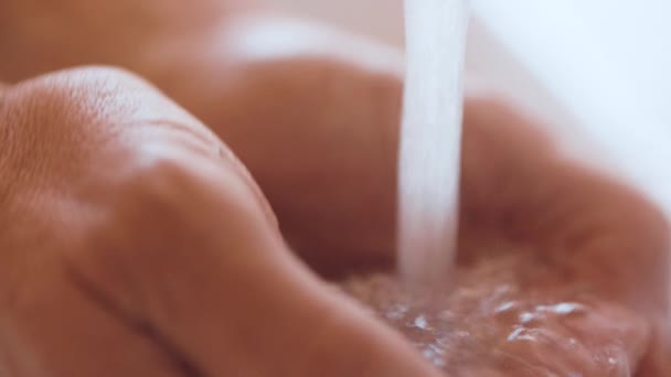 Beyaz Bir Erkeğin Eline Düşen Musluk Suyuna Yakın Çekim Makro — Stok video