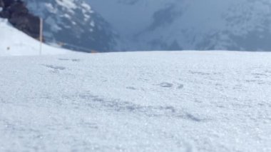 Dağlardaki derin beyaz karda yürüyen yürüyüş botlarını kapat..