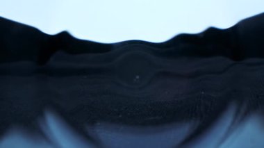 Kamera bir test tüpünün içinde son derece yakın planda hareket ediyor..