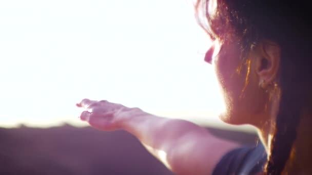 Vrouw Die Yoga Beoefent Duinen Bij Zonsopgang Balancerend Voeten Beelden — Stockvideo