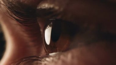 Yavaş çekimde göz kırpma ve 4K çözünürlükte aşırı yakın çekim