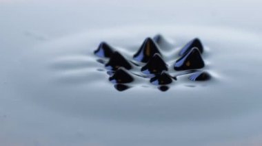 Manyetik kuvvetler şeklini değiştirirken titreşen Ferrofluid. Karanlık ve sanatsal. 4K çözünürlüğü. Ağır çekim. Yüksek kalite 4k görüntü