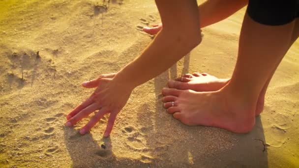 日の出に砂丘でヨガを練習する女性。足のバランス. — ストック動画