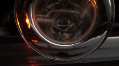 Kamera bir test tüpünün içinde son derece yakın planda hareket ediyor..