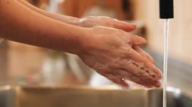 Dezenfektan jeliyle el yıkamak. Ellerine losyon sürüyorum. Covid-19. Corona..