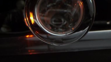 Kamera bir test tüpünün içinde son derece yakın planda hareket ediyor..