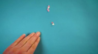 Kalp şeklinde şekerlemelerle hareketli animasyonu durdurun ve aşk kelimesini yaratın..