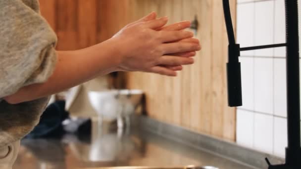 Handen wassen met ontsmettingsgel. Lotion op handen leggen. Covid-19. Corona. — Stockvideo