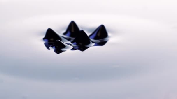 Pulsant Ferrofluid se déplaçant que les forces magnétiques changent sa forme. Sombre et arty. Résolution 4K. Mouvement lent. — Video