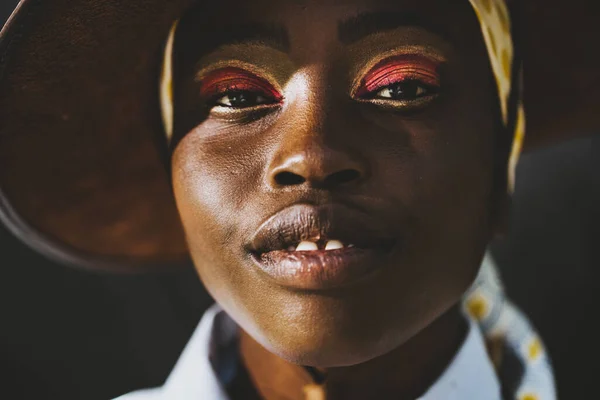 Otantik bir gülümsemesi olan mutlu bir Afrikalı kız. Şeker kolye. Kabile modası havası. Yüksek kalite fotoğraf