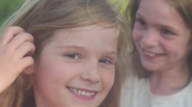 Yaz güneşinde samanla oynayan iki kız. Tasasız yaz.