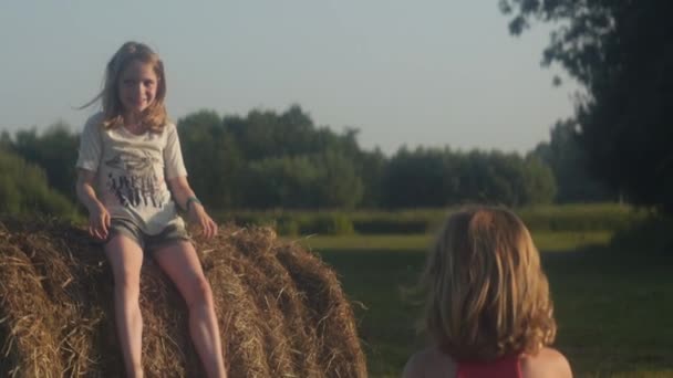 Two Girls Playing Hay Summer Sun Carefree Summer High Quality — Stock Video