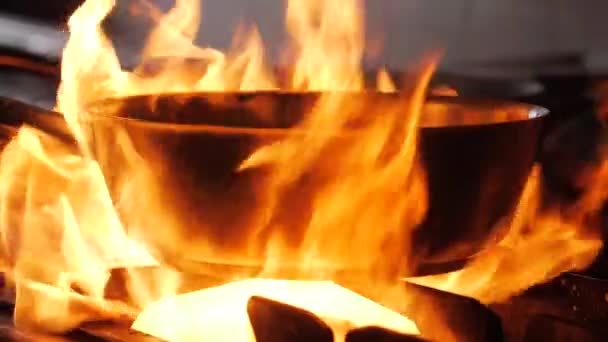 Chef cozinhar vegetais na frigideira na queima de fogo, câmera lenta. 180 fps câmera lenta. — Vídeo de Stock