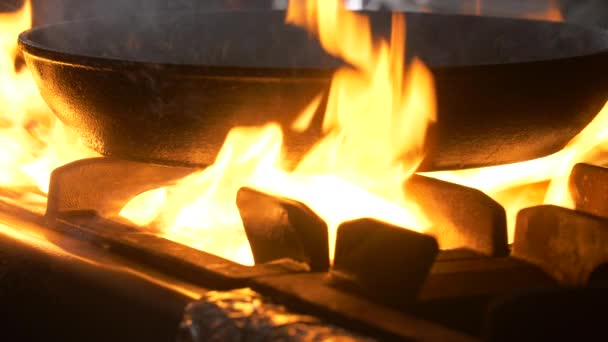 厨师在油锅里烹调蔬菜,在燃烧的火上,慢动作.用4K慢动作射击. — 图库视频影像