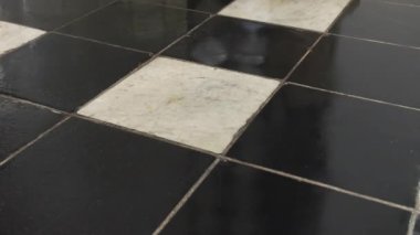 Mermer zeminde yüksek topuklu ayakkabı giyen bir kadın. Otel lobisi ya da lüks ofis. 4K yavaş çekim. 