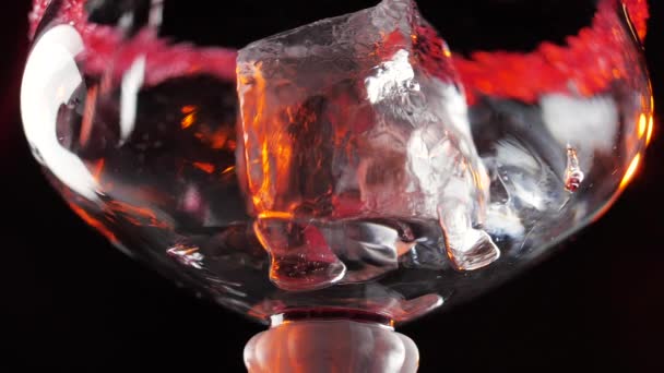 Vloeistof gieten in een cocktailglas in extreme slow-motion. 180 fps — Stockvideo