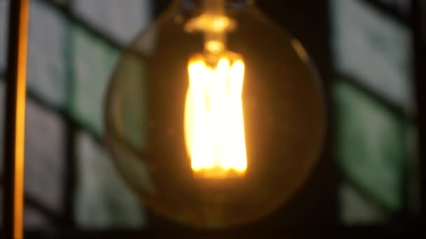 Câmera movendo-se em direção a lâmpada LED em uma sala. Luz apagada. — Vídeo de Stock