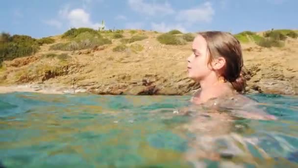Girl swimming in the clear sea and diving underwater. — Stock Video