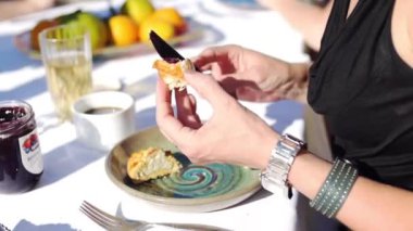 Yaz güneşinde, taze ve sağlıklı yiyeceklerle birlikte kahvaltıya yakın çekim. Reçelli tost. Yakın plan..