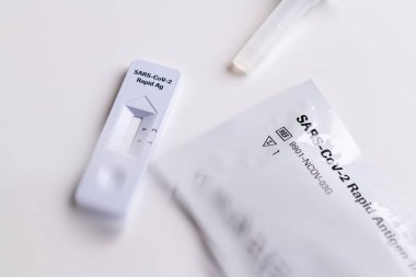 Sars Cov 2 hızlı antijen test burun kiti. Kendi kendini test. Evde test edin. Corona, Covid 19