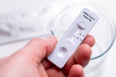 Sars Cov 2 hızlı antijen test burun kiti. Kendi kendini test. Evde test edin. Corona, Covid 19. El ele tutuşma testi. negatif test.