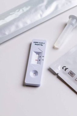 Sars Cov 2 hızlı antijen test burun kiti. Kendi kendini test. Evde test edin. Corona, Covid 19. Negatif test.